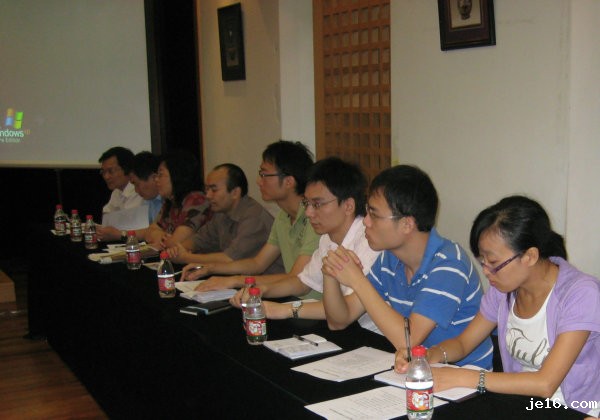 “情报学”参加专业同学“网络环境下的情报学发展”研讨会