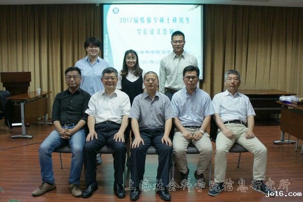 情报学专业硕士学位论文答辩师生合影